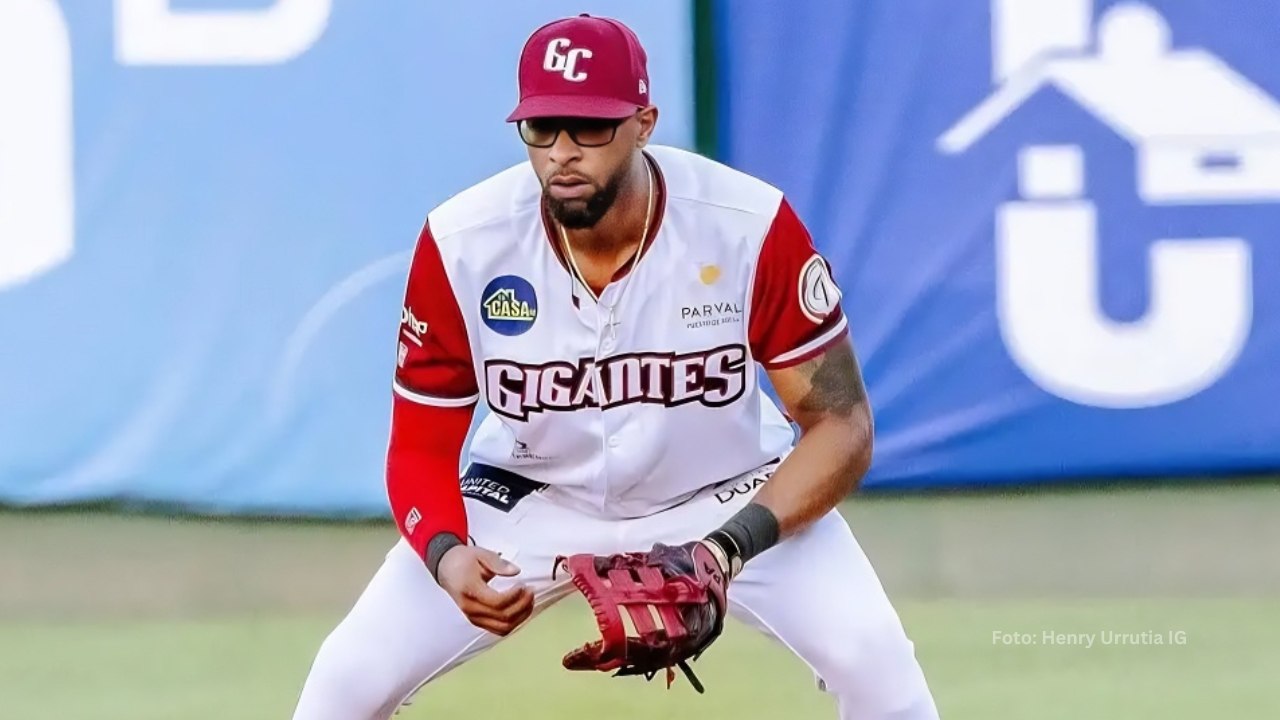 Henry Urrutia en la primera base con Gigantes del Cibao