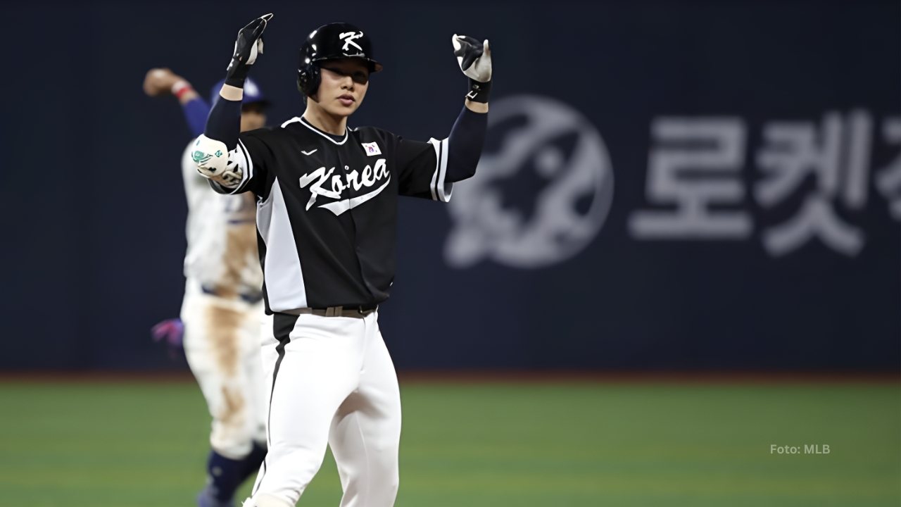 Hye-seong Kim celebrando un batazo con Corea en el Clásico Mundial