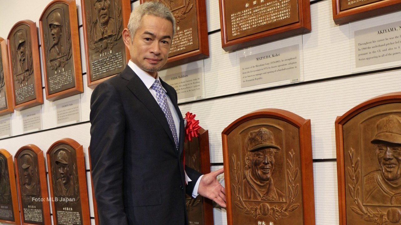 Ichiro Suzuki con su placa del Salón de la Fama