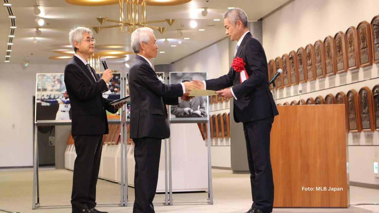 Ichiro Suzuki en la ceremonia de exaltación