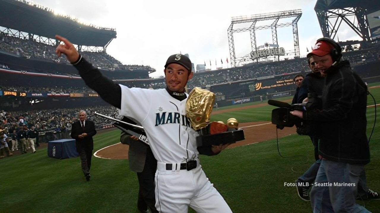 Ichiro Suzuki recibiendo un Guante de Oro en MLB