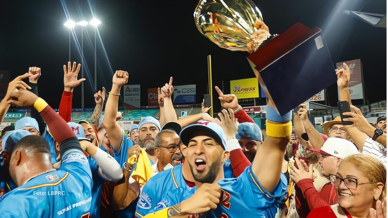 Eddie Rosario levantando el trofeo de campeón