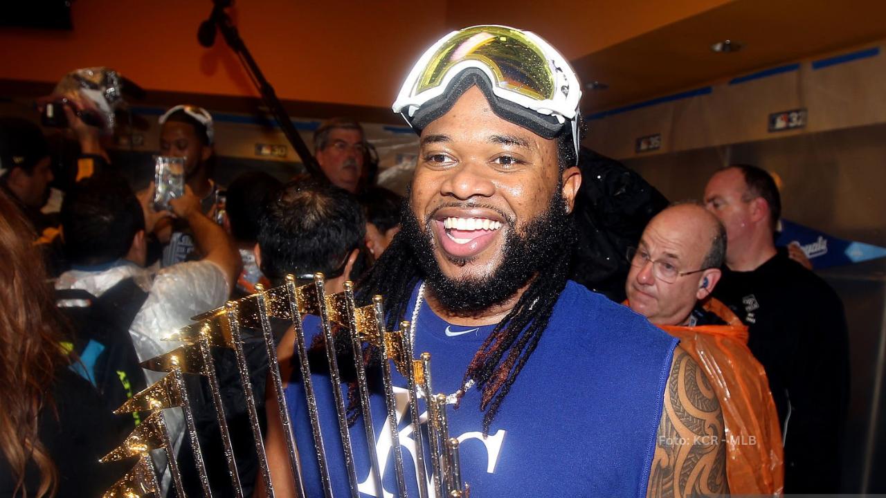 Johnny Cueto siendo campeón con Kansas City