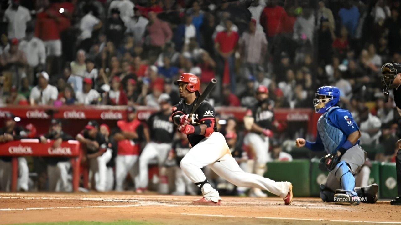 Jean Segura bateando con Leones del Escogido