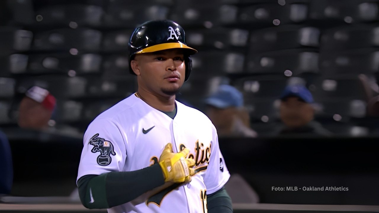 Jordan Díaz en la inicial tras hit con Oakland Athletics