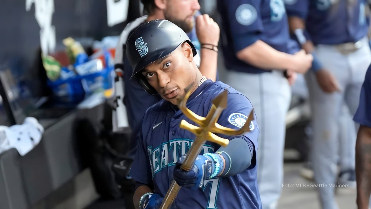 Jorge Polanco celebrando un cuadrangular con un tridente en Seattle Mariners