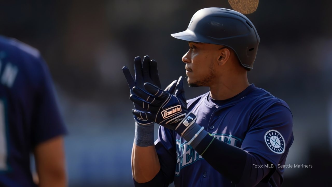 Jorge Polanco aplaudiendo tras hit con Seattle Mariners