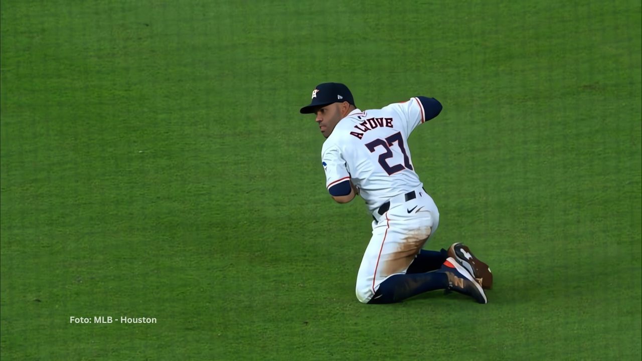 Jose Altuve en una jugada defensiva en segunda base