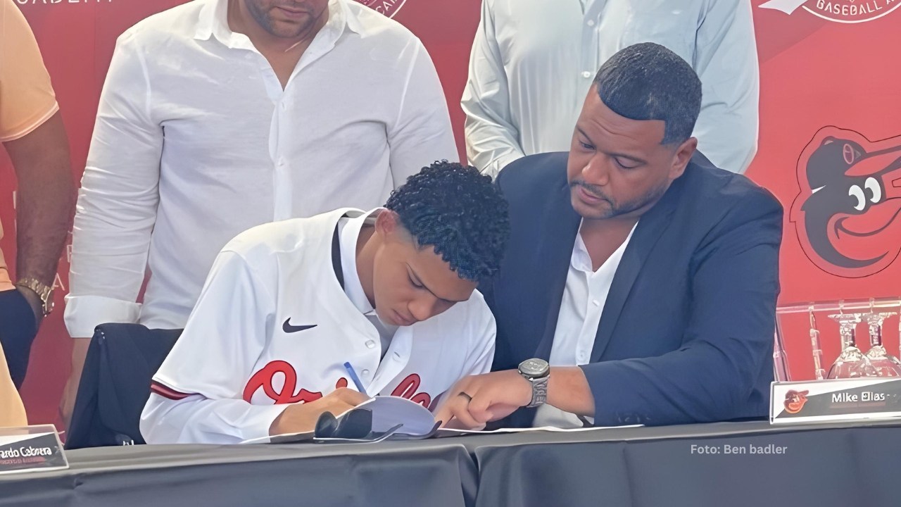 José Peña firmando con Baltimore Orioles