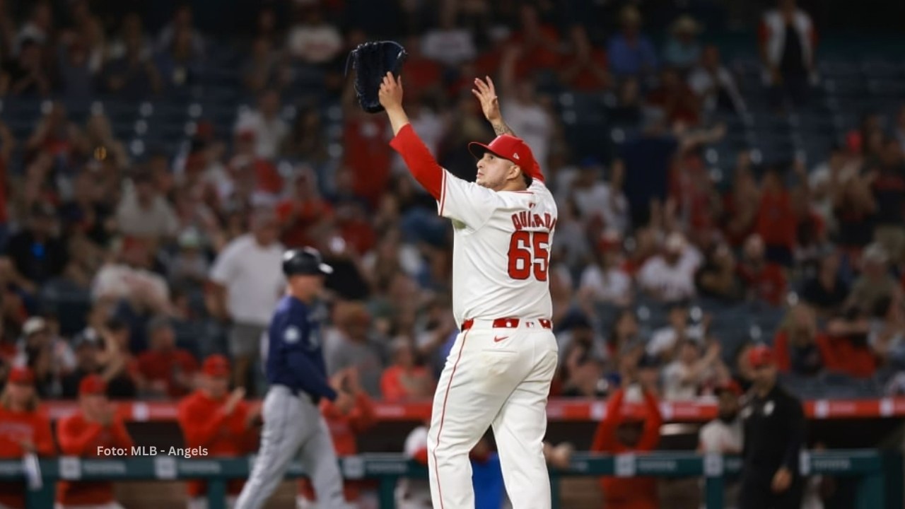 Jose Quijada celebrando un out con Los Angeles Angels