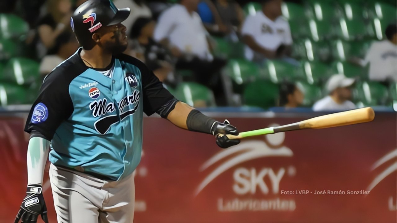 Juan Santana en la caja de bateo con Bravos de Margarita