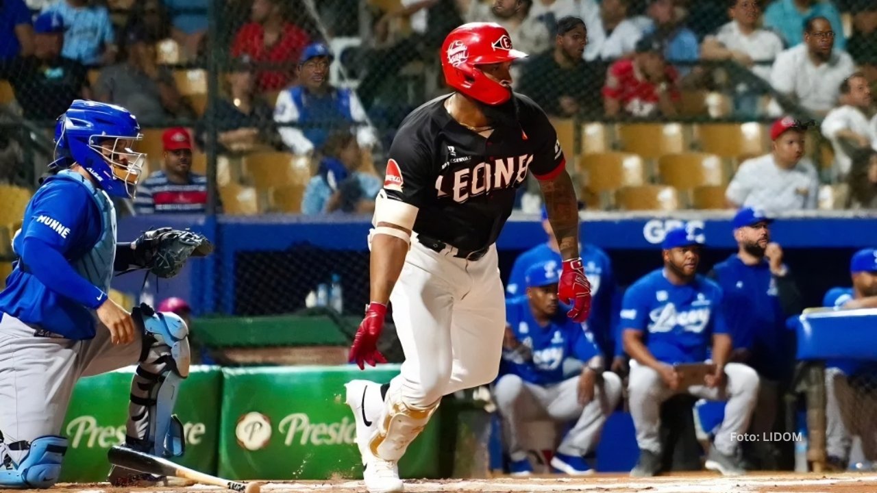 Junior Caminero en un turno con Leones del Escogido