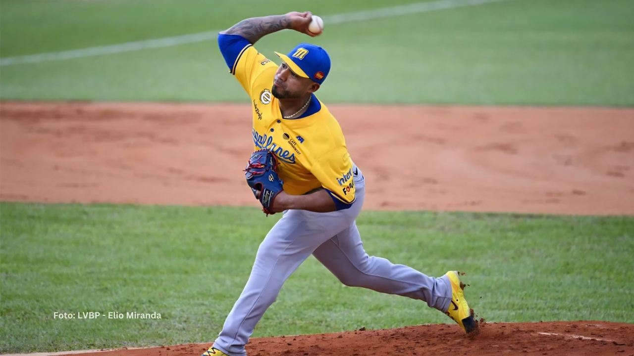 Junior Guerra lanzando con Navegantes del Magallanes