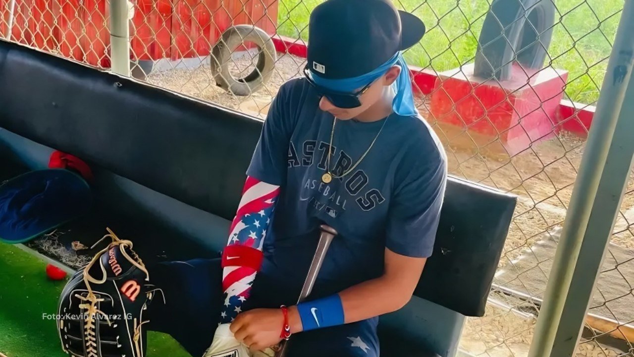 Kevin Alvarez en el dugout con una camisa de Houston Astros