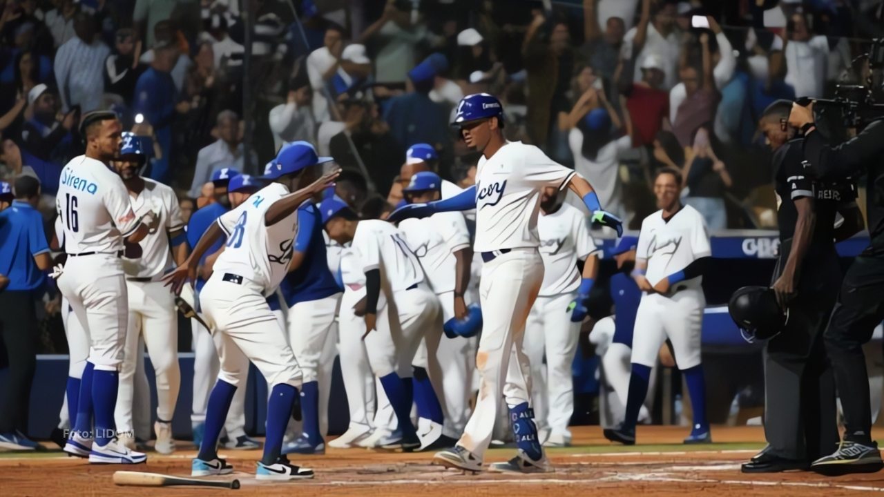 Sergio Alcántara celebrando en el home tras cuadrangular