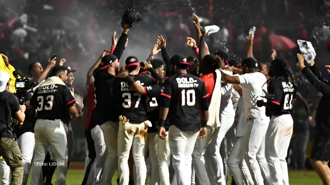 Jugadores de Leones del Escogido celebrando el pase a la Final