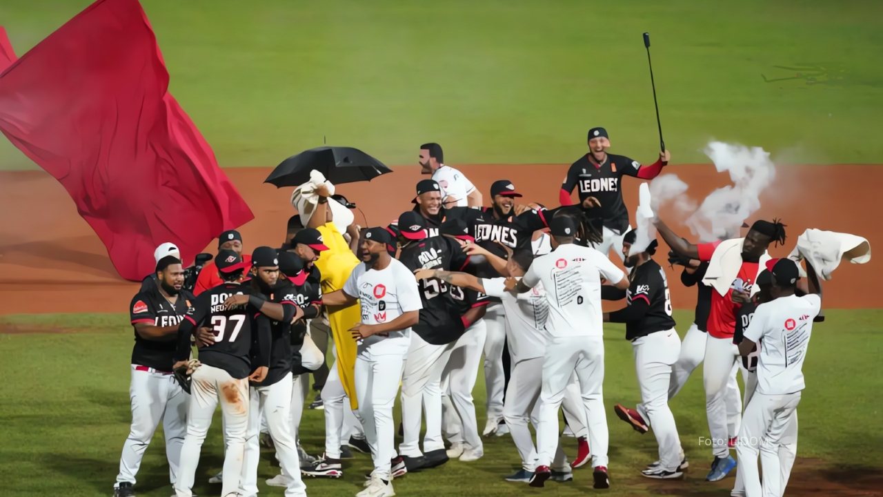 Jugadores de Leones del Escogido celebrando