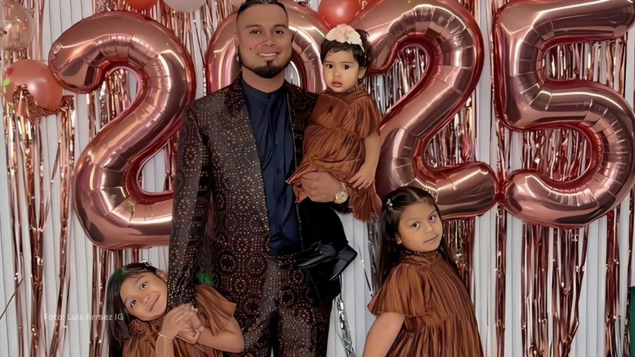 Luis Arráez con sus tres hijas esperando el año nuevo