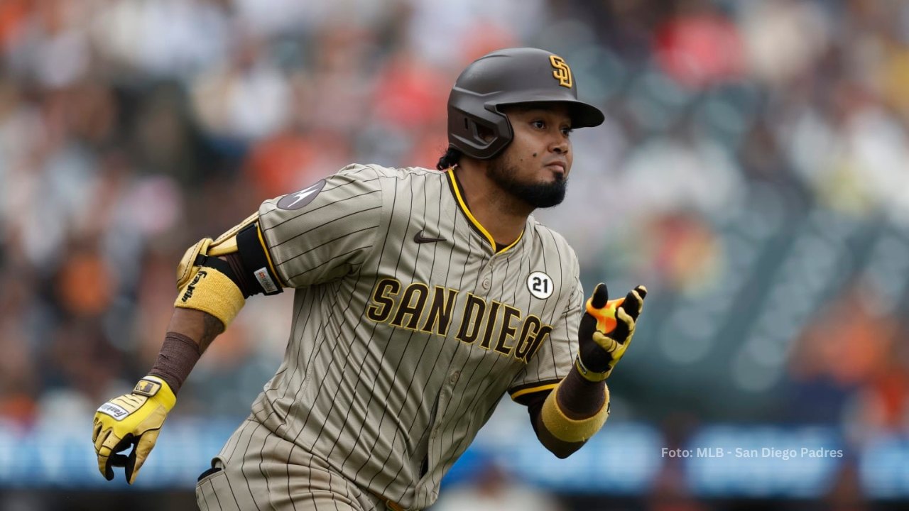 Luis Arráez recorriendo las bases con San Diego Padres