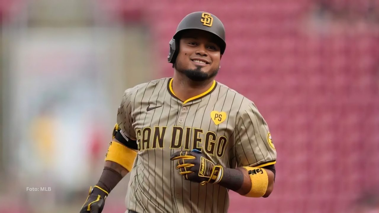 Luis Arráez recorriendo las almohadillas con San Diego Padres