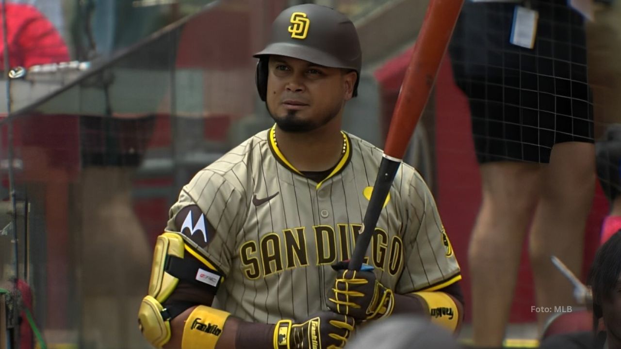 Luis Arráez tomando un turno con San Diego Padres