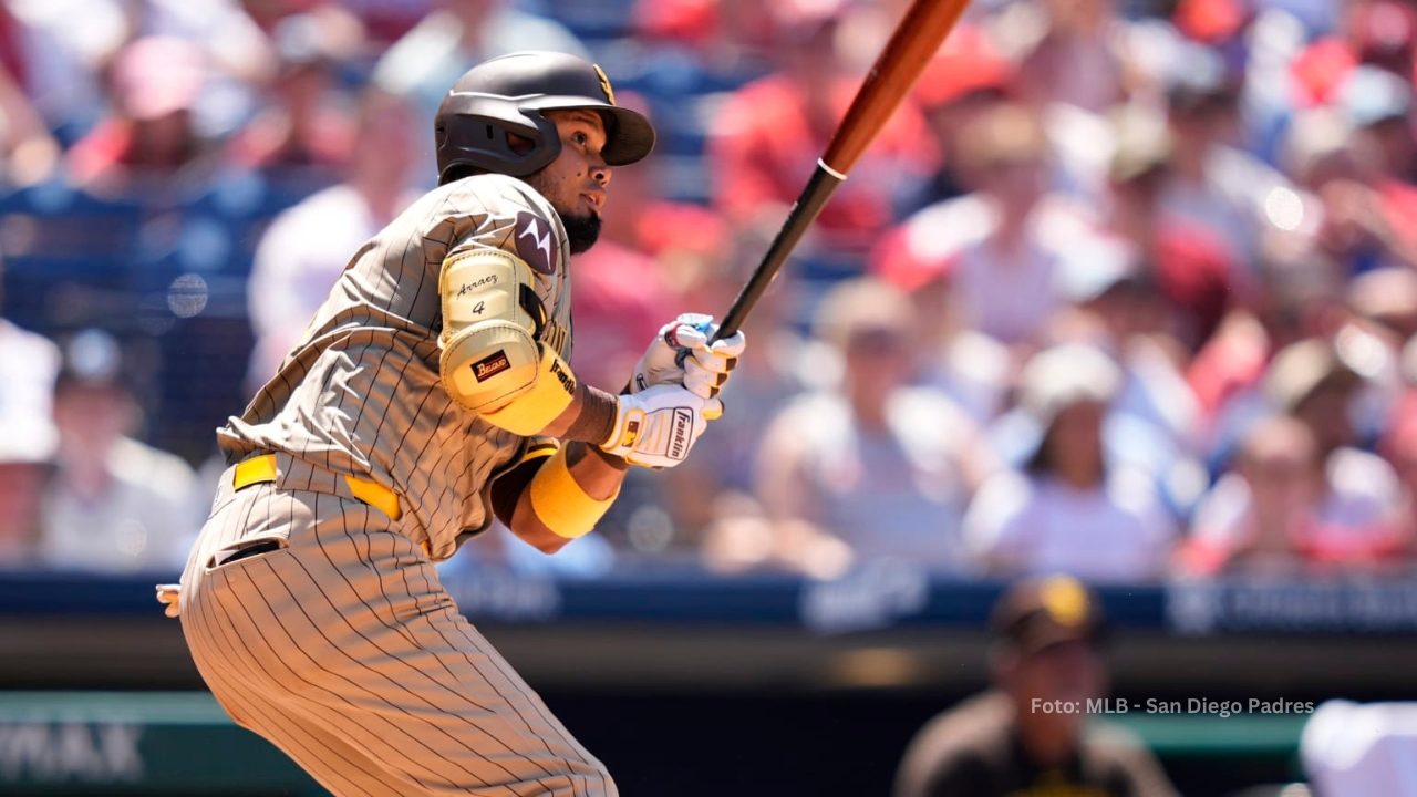 Luis Arráez bateando con San Diego Padres