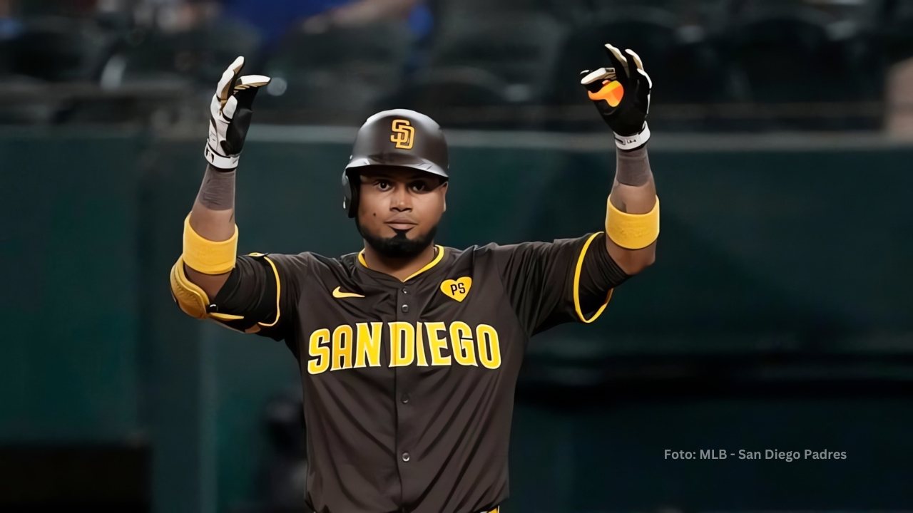 Luis Arráez celebrando un doble con San Diego Padres