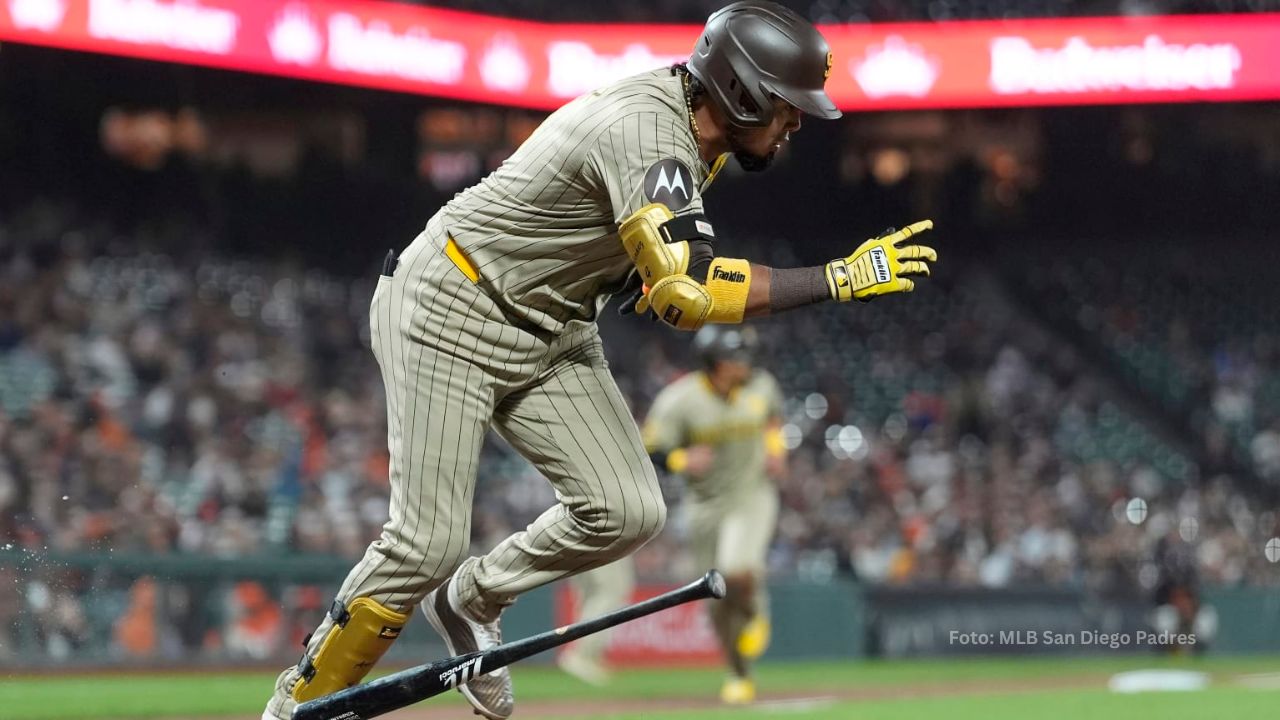 Luis Arráez bateando con San Diego Padres