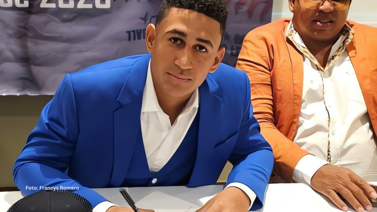 Maikol Rodriguez firmando contrato