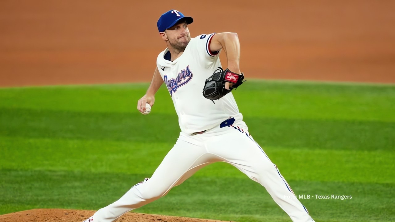 Max Scherzer lanzando con Texas Rangers