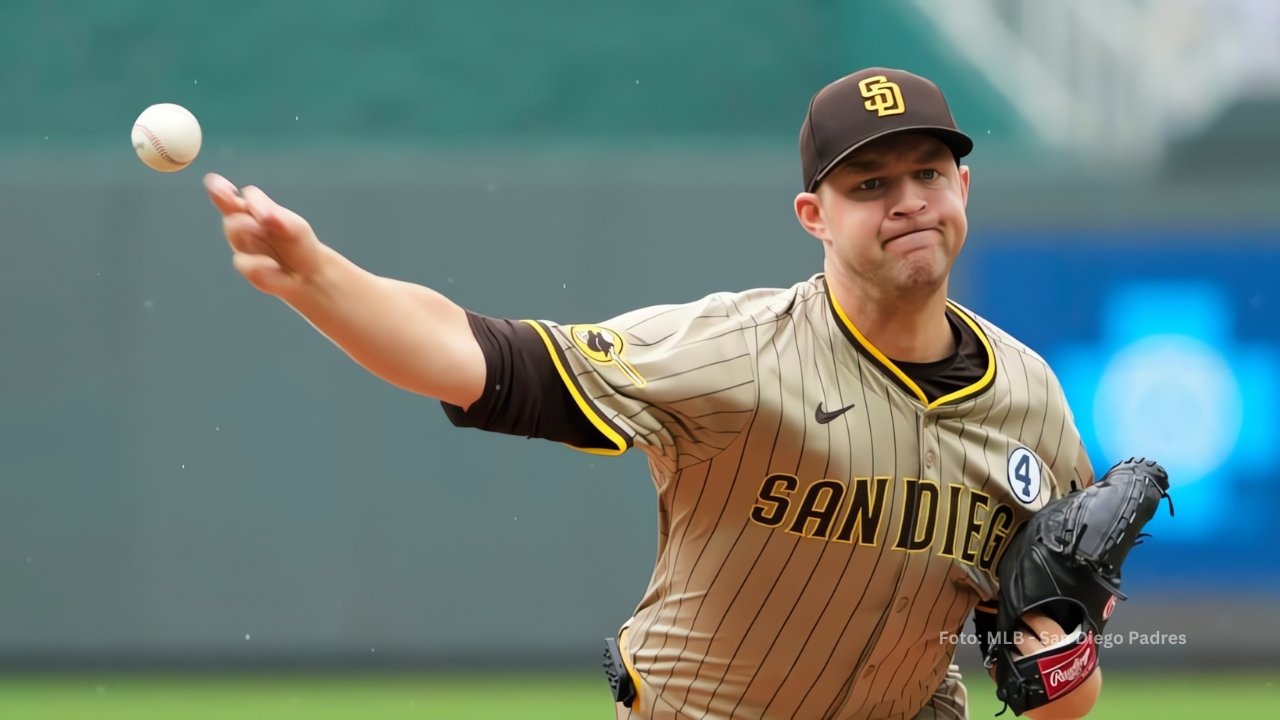 Michael King realizando un pitcheo con San Diego Padres