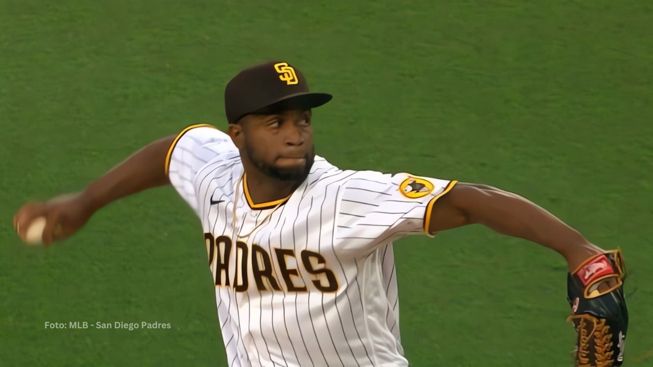 Miguel Díaz lanzando con San Diego Padres