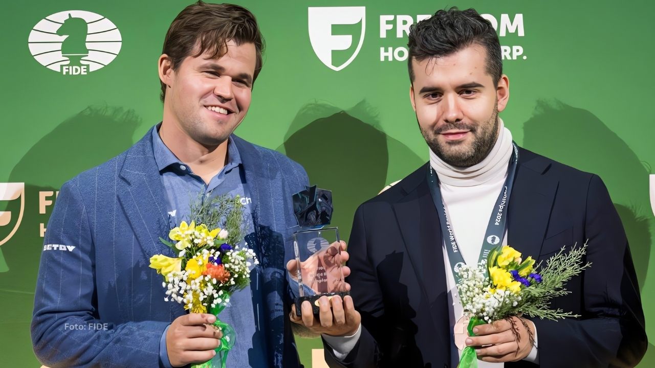 Magnus Carlsen e Ian Nepomniachtchi con el titulo de Campeón Mundial de Ajedrez