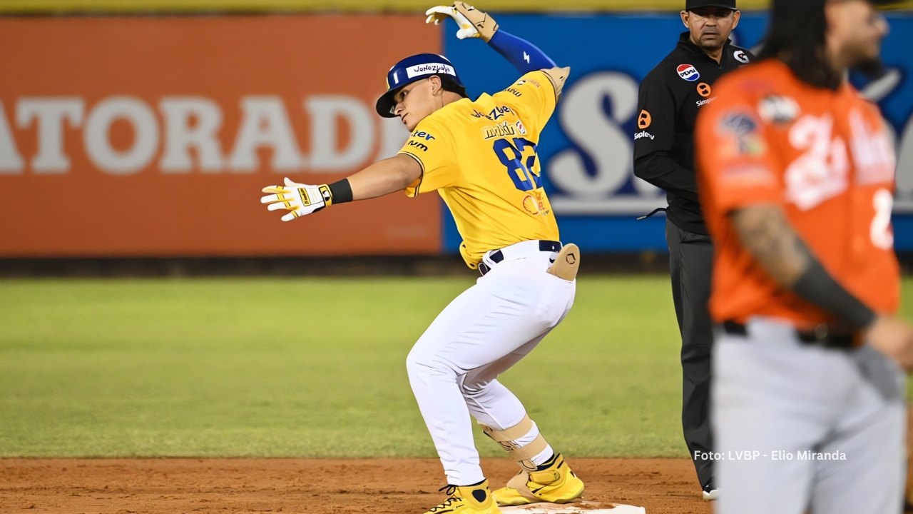 Luis Suisbel celebrando un doble con Navegantes del Magallanes