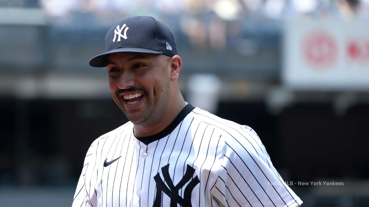 Nestor Cortes sonríe en un juego con New York Yankees