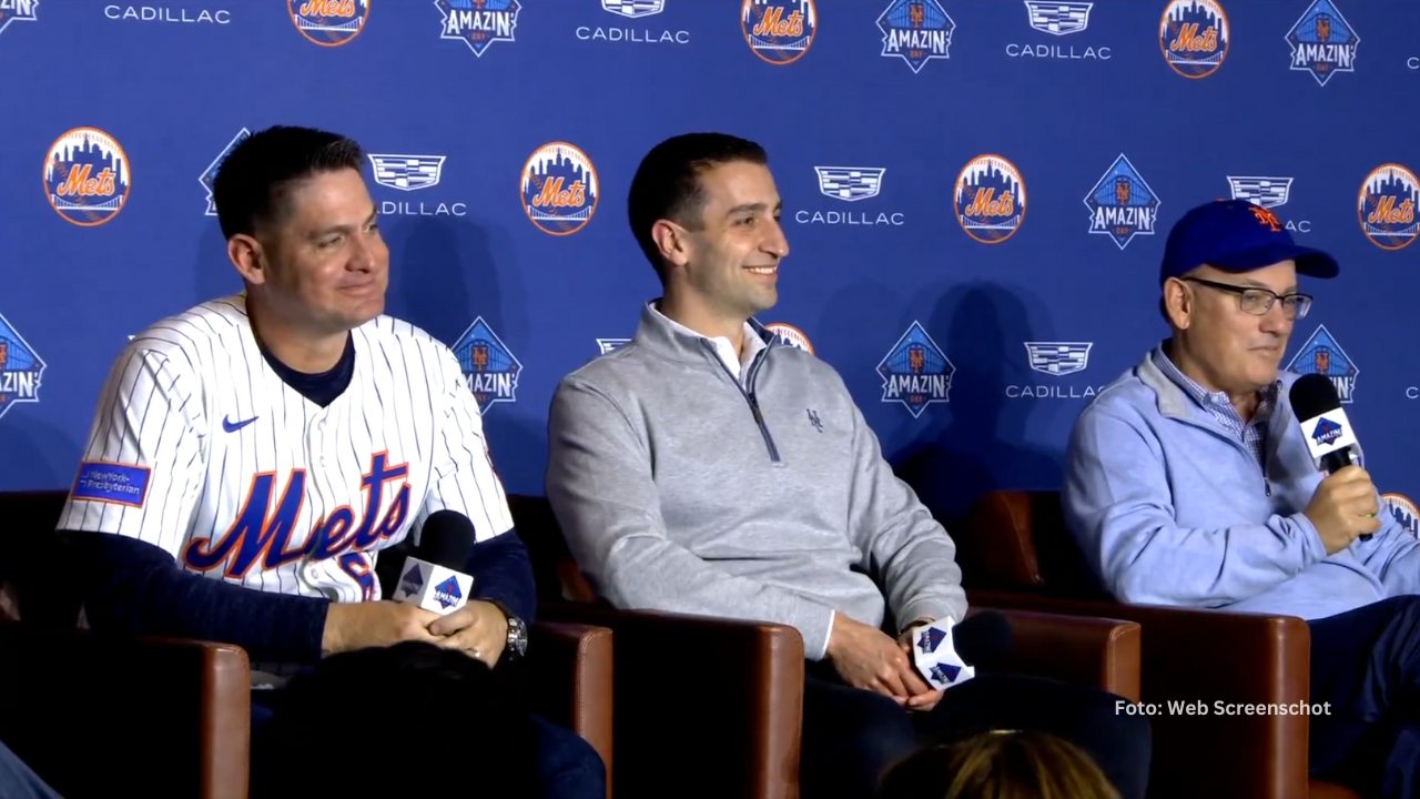 Carlos Mendoza Carlos Mendoza, David Stearns y Steven Cohen en el Fan Fest de New York Mets