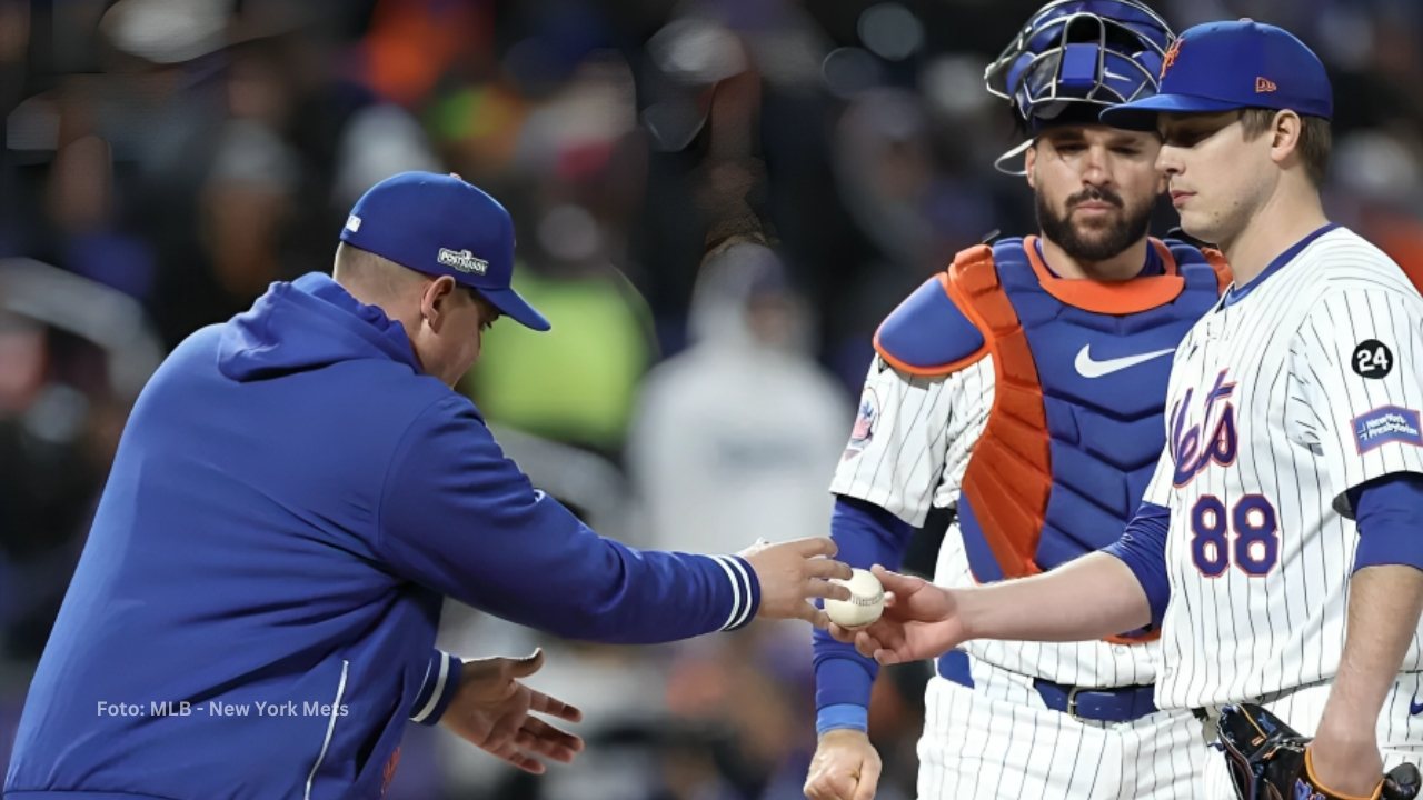 Carlos Mendoza con New York Mets quintándole la pelota a su lanzador