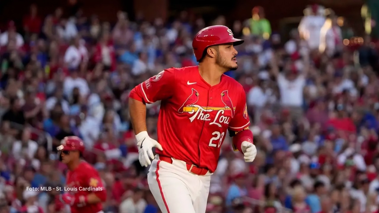 Nolan Arenado recorriendo las bases con St. Louis Cardinals