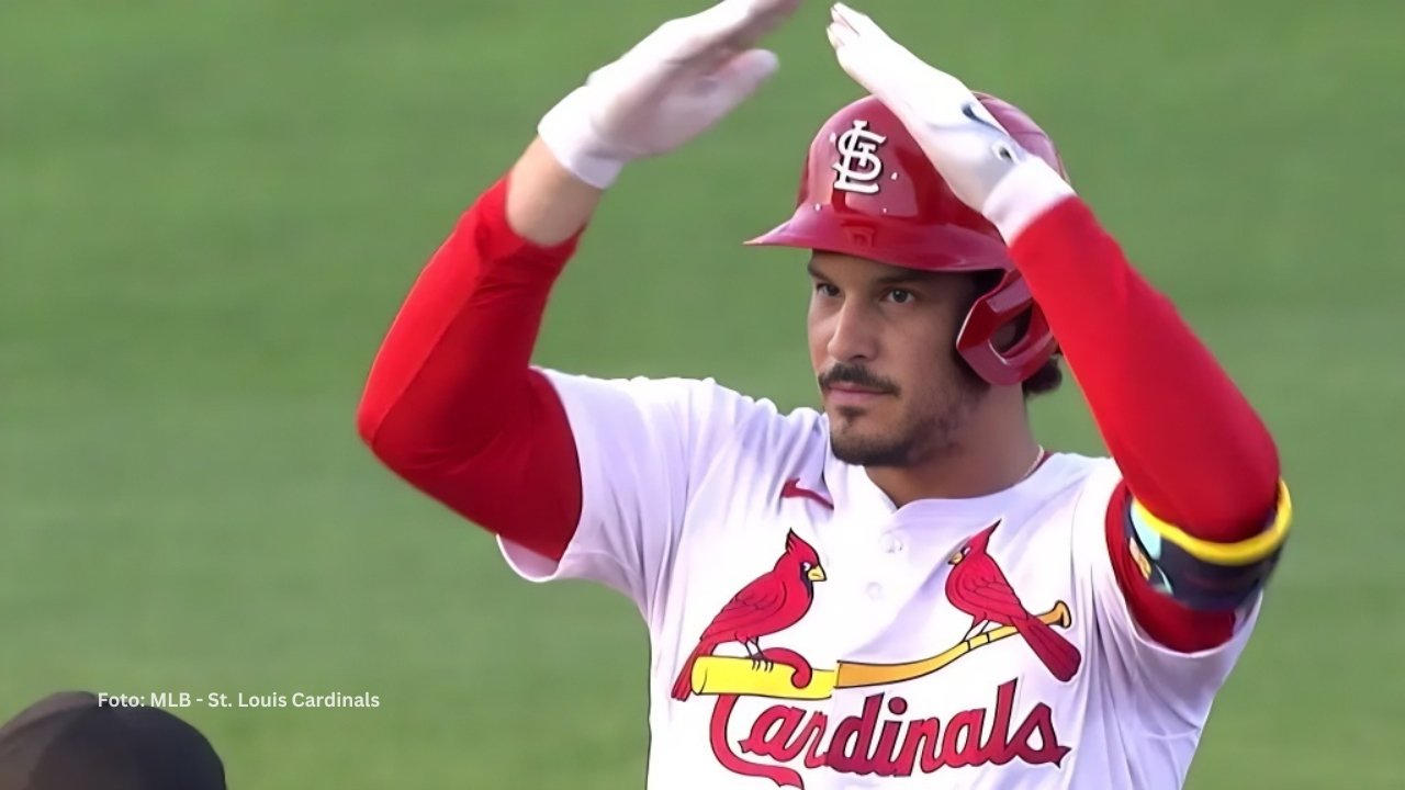 Nolan Arenado haciendo gestos tras doble con St. Louis Cardinals