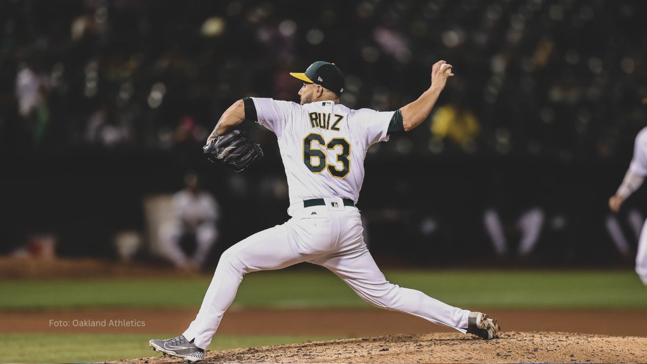 Norge Luis Ruiz lanzando con Oakland