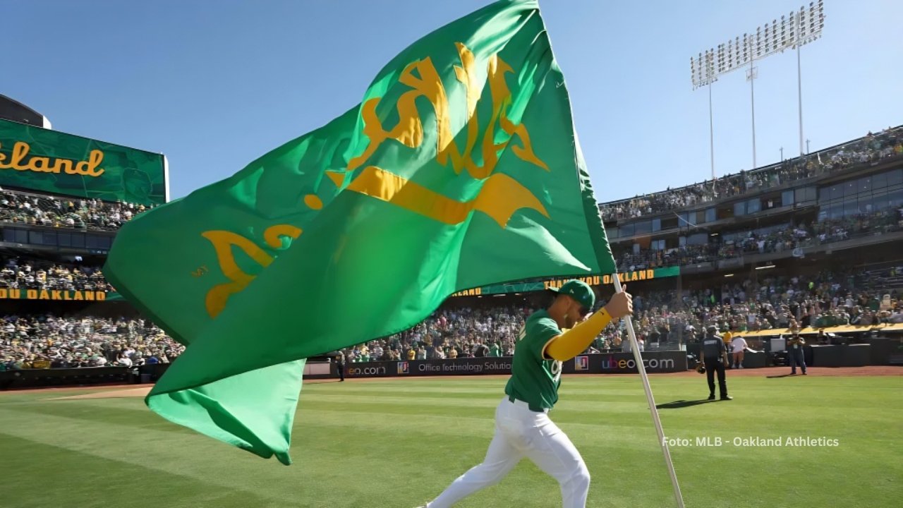 Jugador de Oakland Athletics ondeando la bandera del equipo