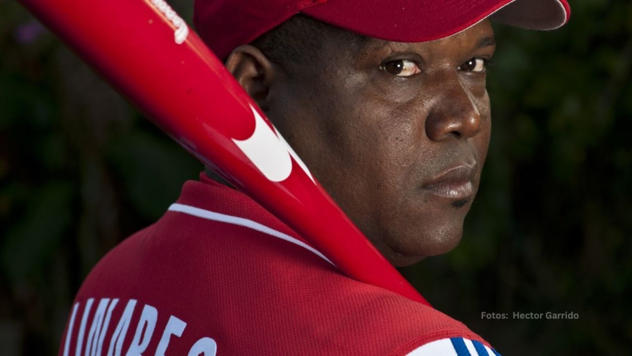 Omar Linares posando con el uniforme de Cuba