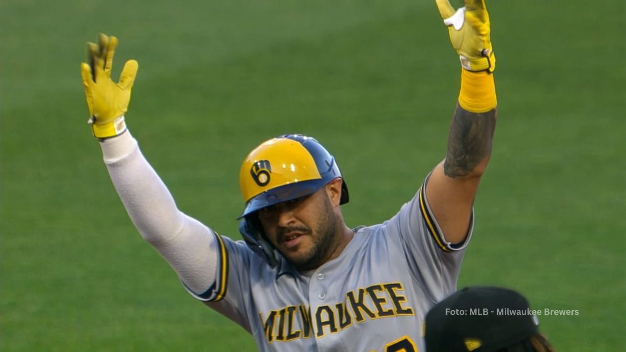 Omar Narvaez con las manos arriba tras doble con Milwaukee Brewers