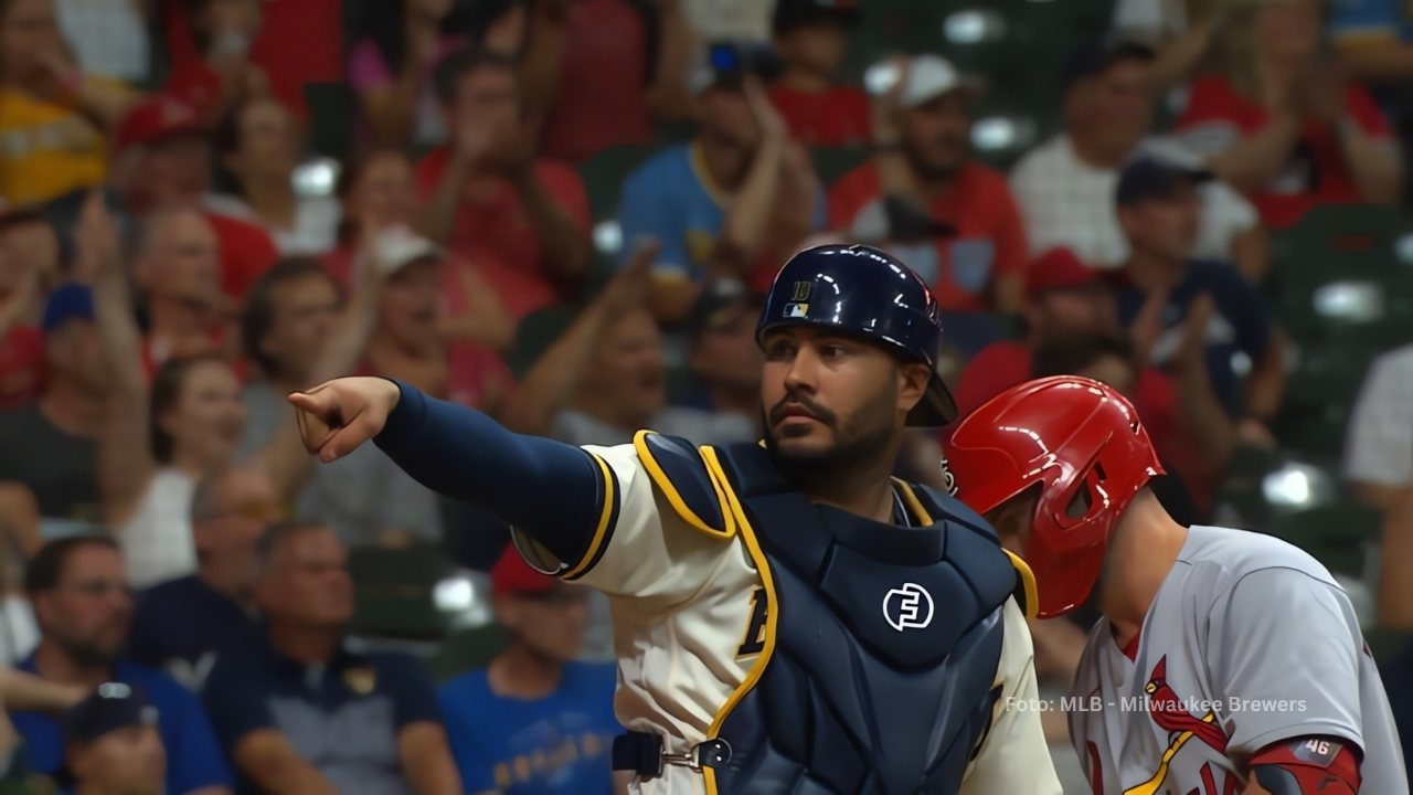 Omar Narvaez celebrando un out con Milwaukee Brewers