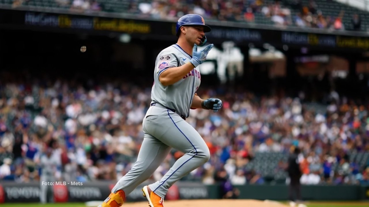 Pete Alonso recorriendo las bases con New York Mets