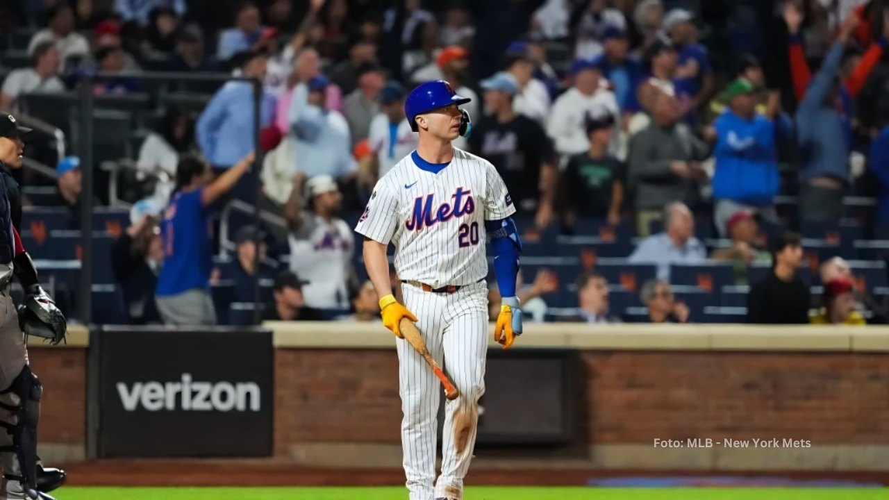 Pete Alonso observando un cuadrangular con New York Mets