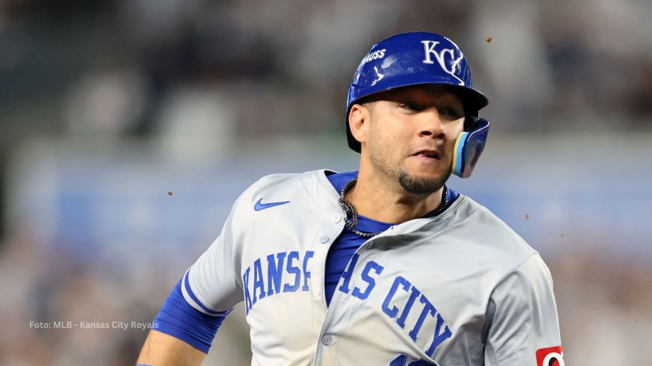 Yuli Gurriel con el uniforme de Kansas City Royals