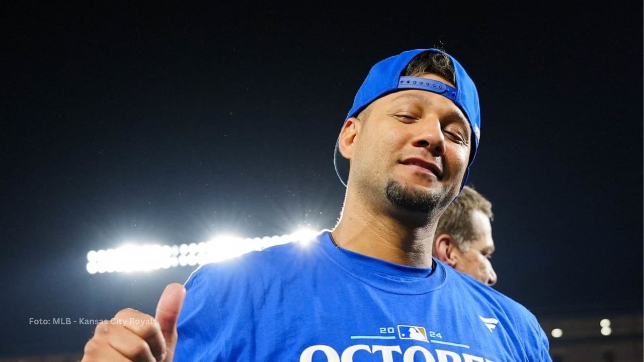 Yuli Gurriel con el uniforme de Kansas City Royals