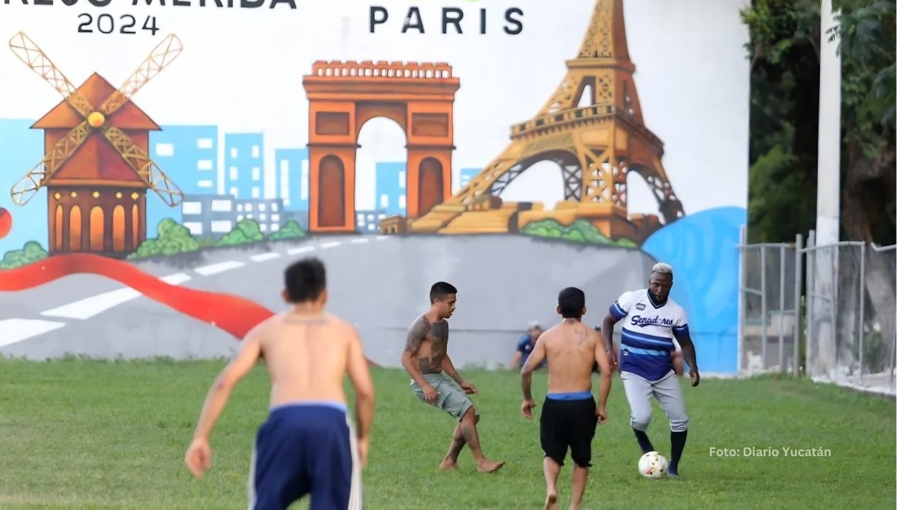 Randy Arozarena jugando futbol sin zapatos