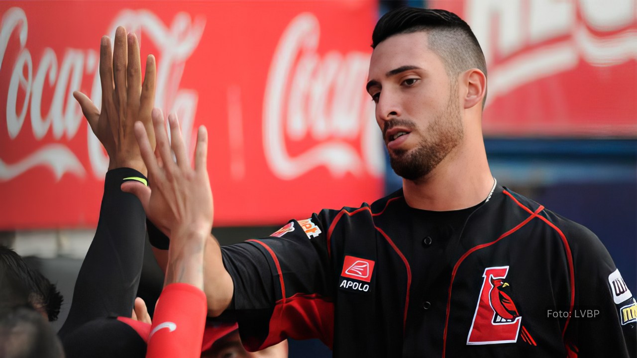 Rangel Ravelo con uniforme de Cardenales de Lara